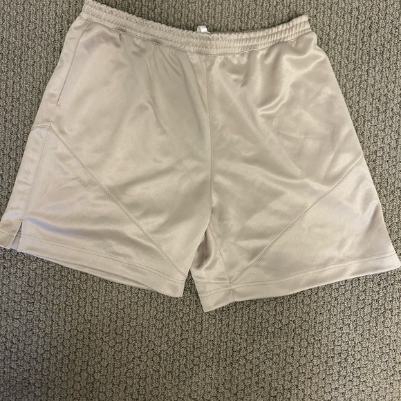 NEVER WORN Urban Outfitters shorts - Picture 3 of 3